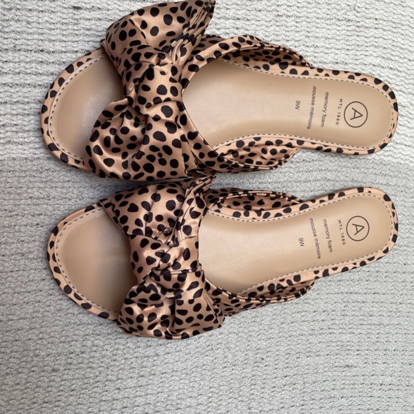 Brand New - Tan with black polka dots flat ladies size 9 W sandal - Picture 3 of 4